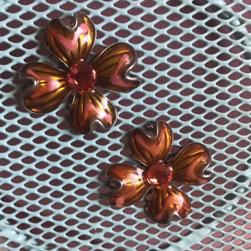 CHICOS FLOWER ENAMEL EARRINGS